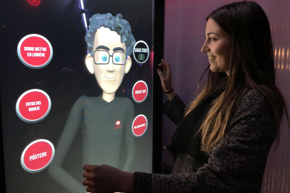 Asistente-virtual-realidad-aumentada-sala-apolo-Garage-Stories-XHolo-DigaliX-02 Innovación narrativa con realidad virtual en la Sala Apolo de la mano de Garage Stories