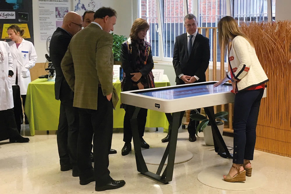 el-lehendakari-Urkullu-con-la-mesa-interactiva-XTable_2 Colaboramos con Tknika, centro de innovación y desarrollo para la formación profesional en Euskadi