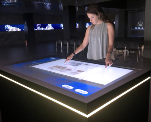 Mesas y pantallas interactivas en los centros Roca Gallery para explicar la historia y los valores de la marca