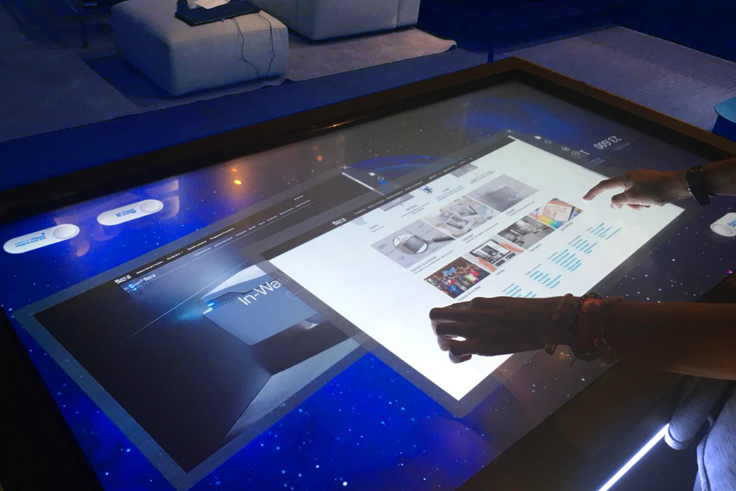 Mesas y pantallas interactivas en los centros Roca Gallery para explicar la historia y los valores de la marca