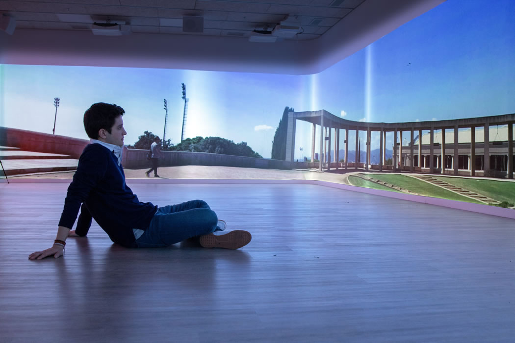 Sala inmersiva para la práctica de yoga y pilates en Duet Fit Glòries