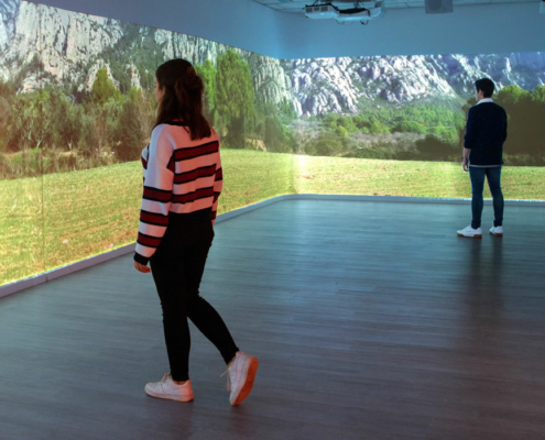 Sala inmersiva para la práctica de yoga y pilates en Duet Fit Glòries