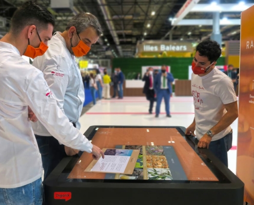 Nuestra mesa interactiva para turismo y restauración XTable triunfa en Fitur