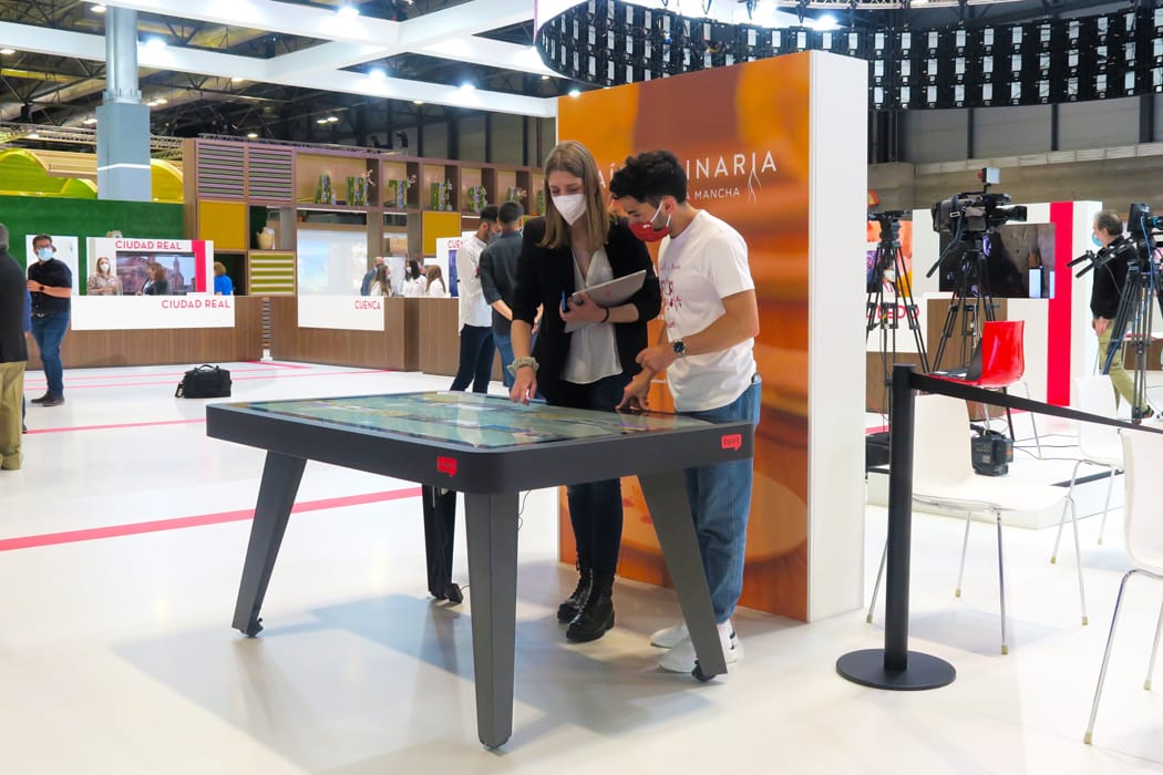Nuestra mesa interactiva para turismo y restauración XTable triunfa en Fitur