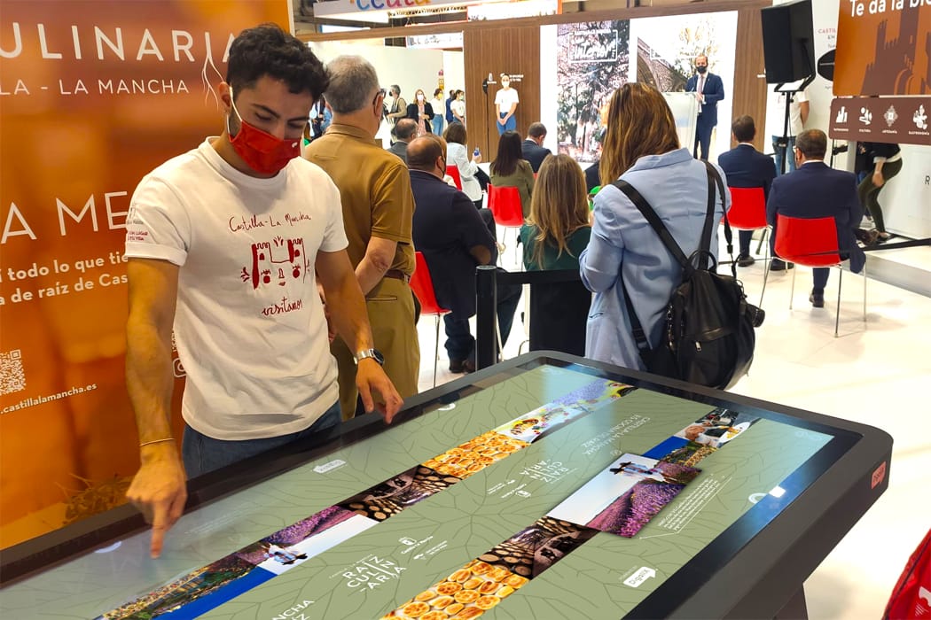 Nuestra mesa interactiva para turismo y restauración XTable triunfa en Fitur