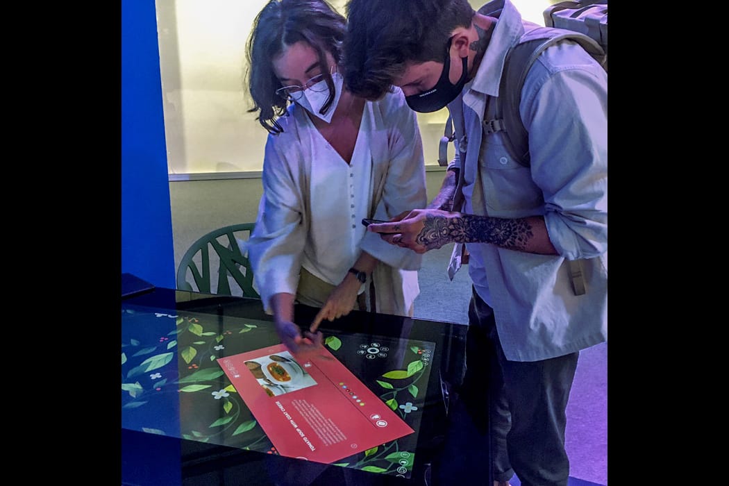 Nuestra mesa interactiva para turismo y restauración XTable triunfa en Fitur